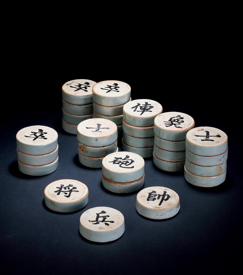 明 褐彩青釉象棋（一套三十二枚）