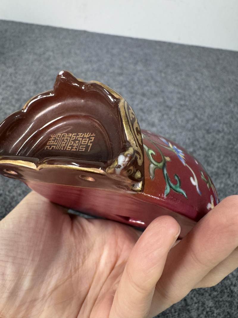 清乾隆 胭脂地粉彩花卉紋壁瓶 - 图17