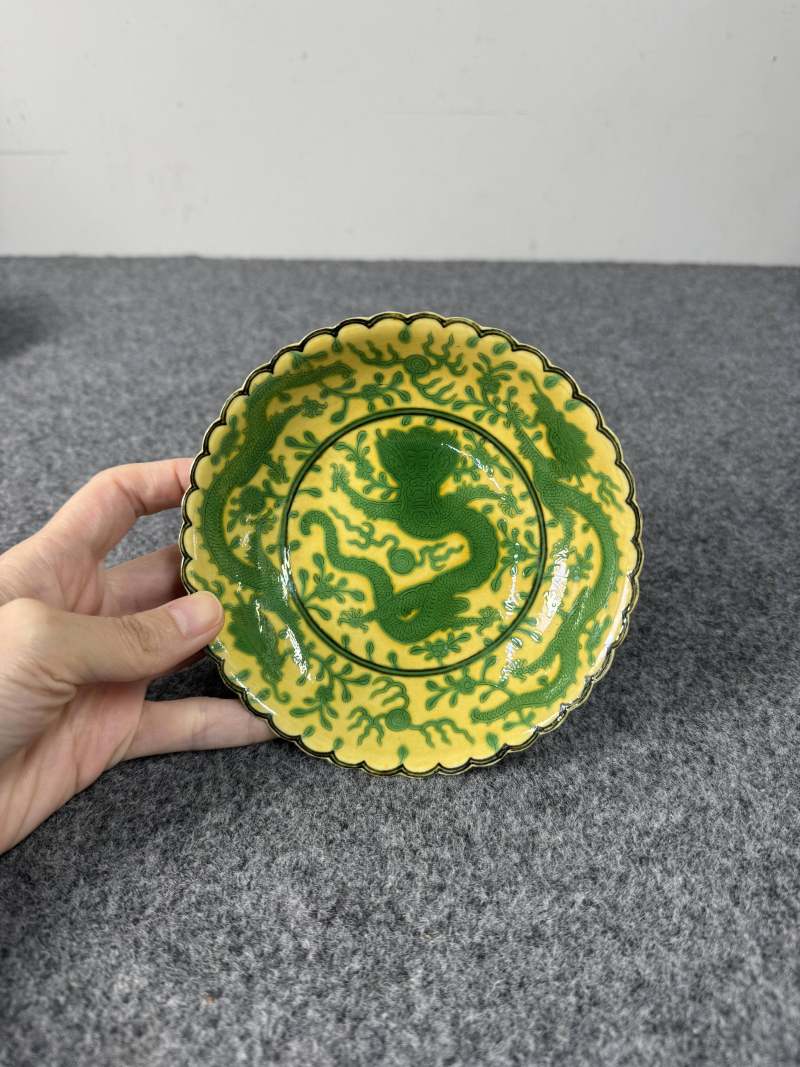 清乾隆 黃地綠彩龍紋花口盤一對 - 图18
