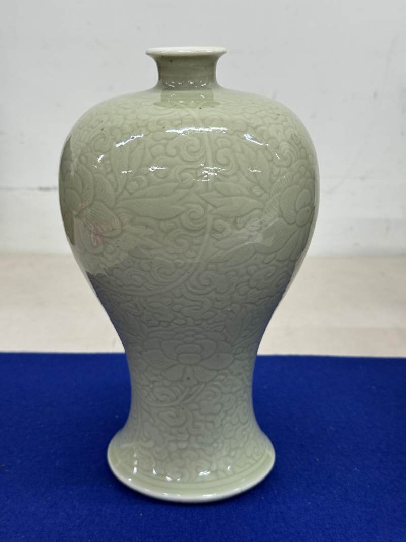 清康熙 青釉刻劃花蓮紋梅瓶 - 图4