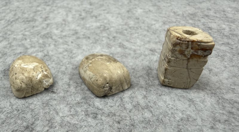 良渚文化  玉蟬形佩兩件、玉琮勒一件 - 图3