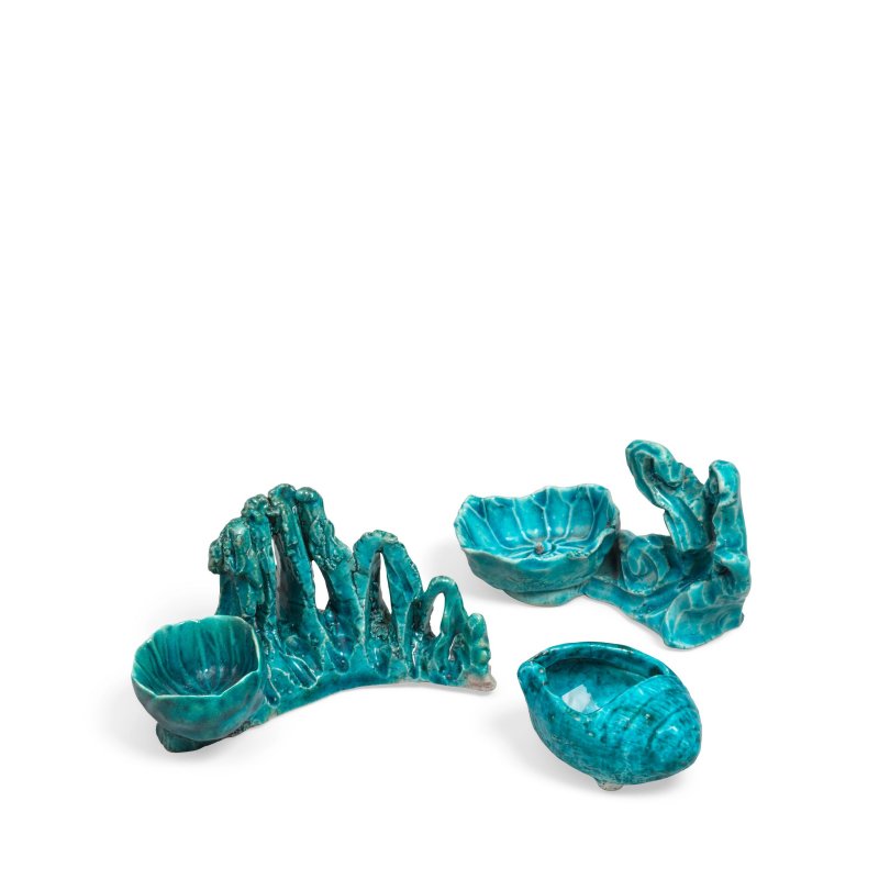 清康熙 孔雀藍釉筆洗及筆擱 一組三件 | THREE TURQUOISE-GLAZED BISCUIT WASHERS AND BRUSHRESTS - 图3