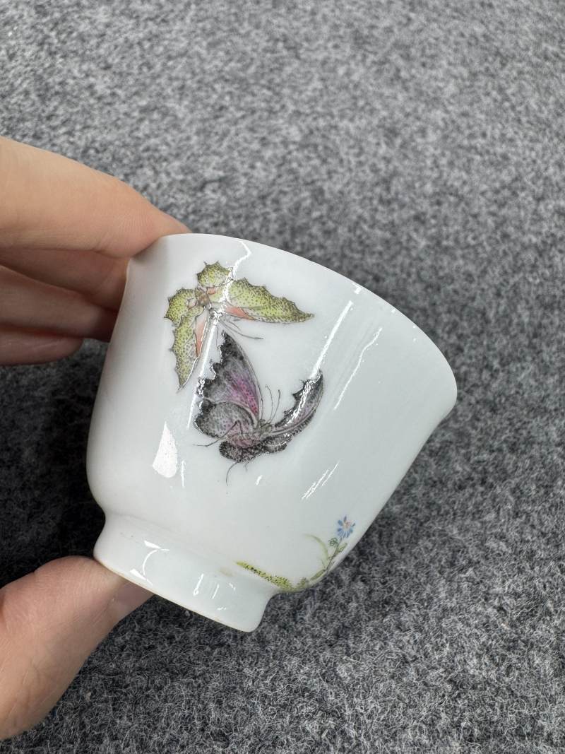 清雍正 彩或為民國後加 粉彩花蝶紋杯 - 图6