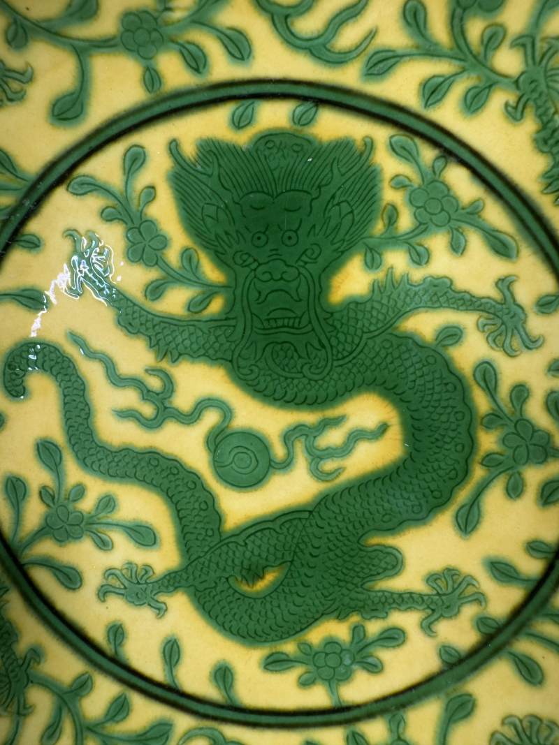 清乾隆 黃地綠彩龍紋花口盤一對 - 图19