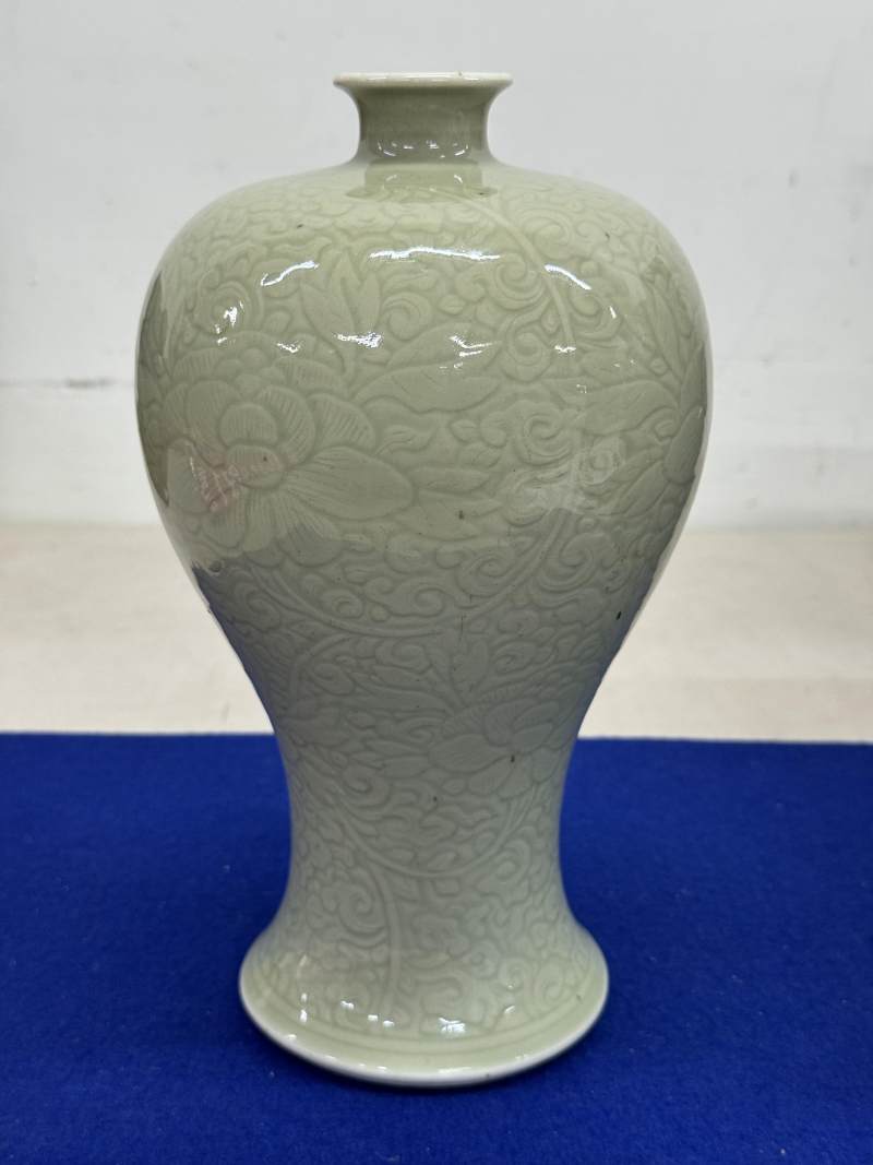 清康熙 青釉刻劃花蓮紋梅瓶 - 图5