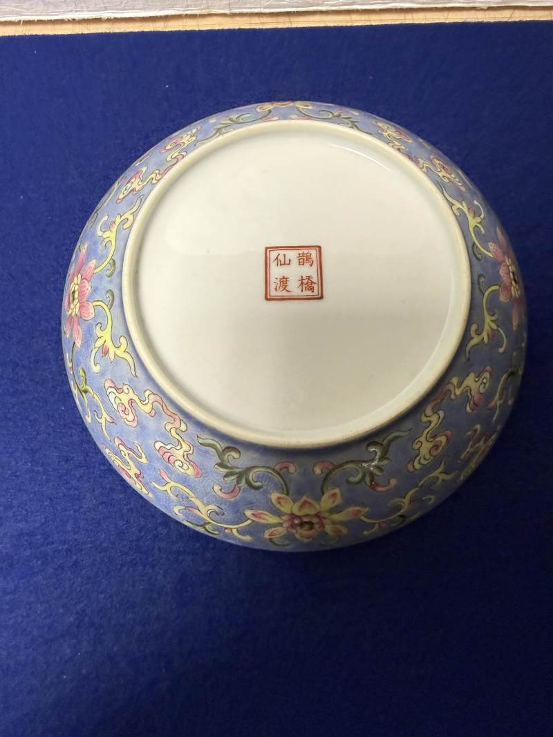 十九世紀 藍地粉彩軋道開光 「鵲橋仙渡」盤一對 - 图7
