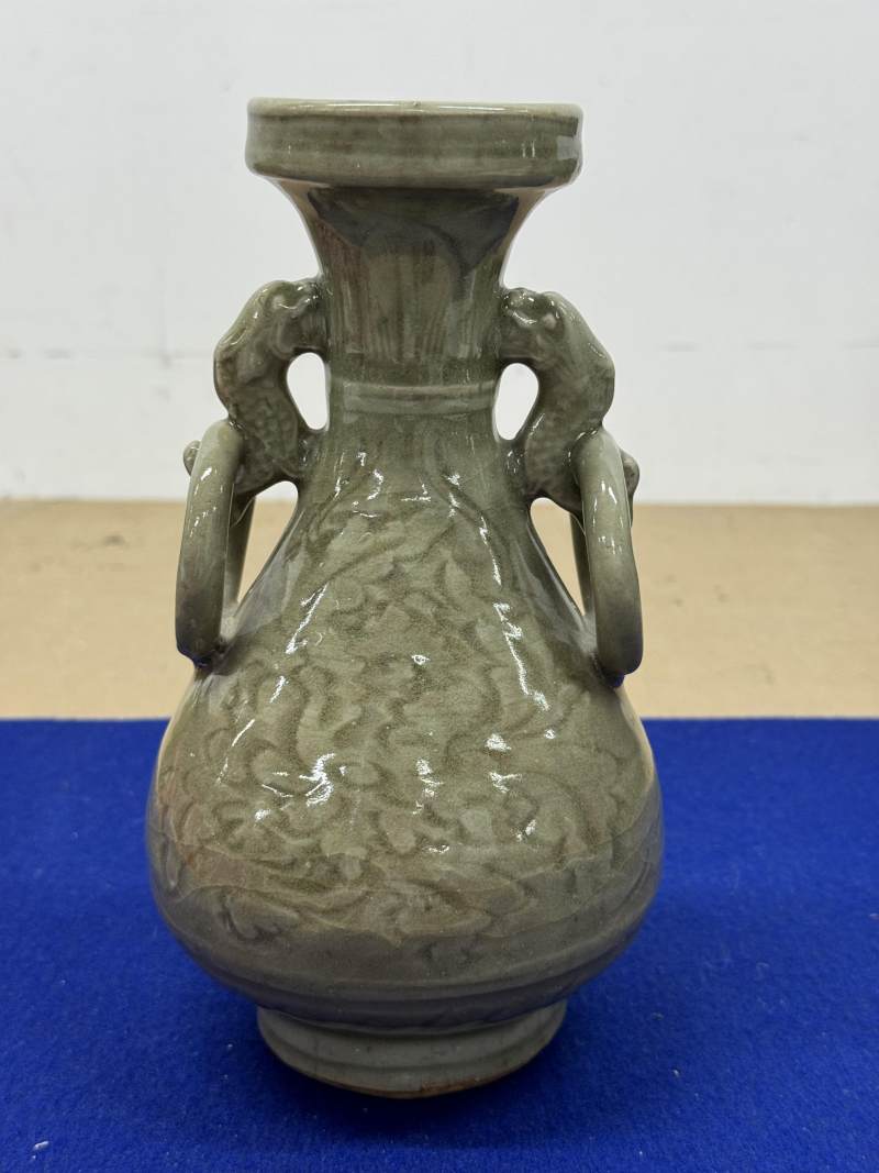 龍泉窯青釉龍耳銜環刻花卉紋盤口瓶一對 - 图3
