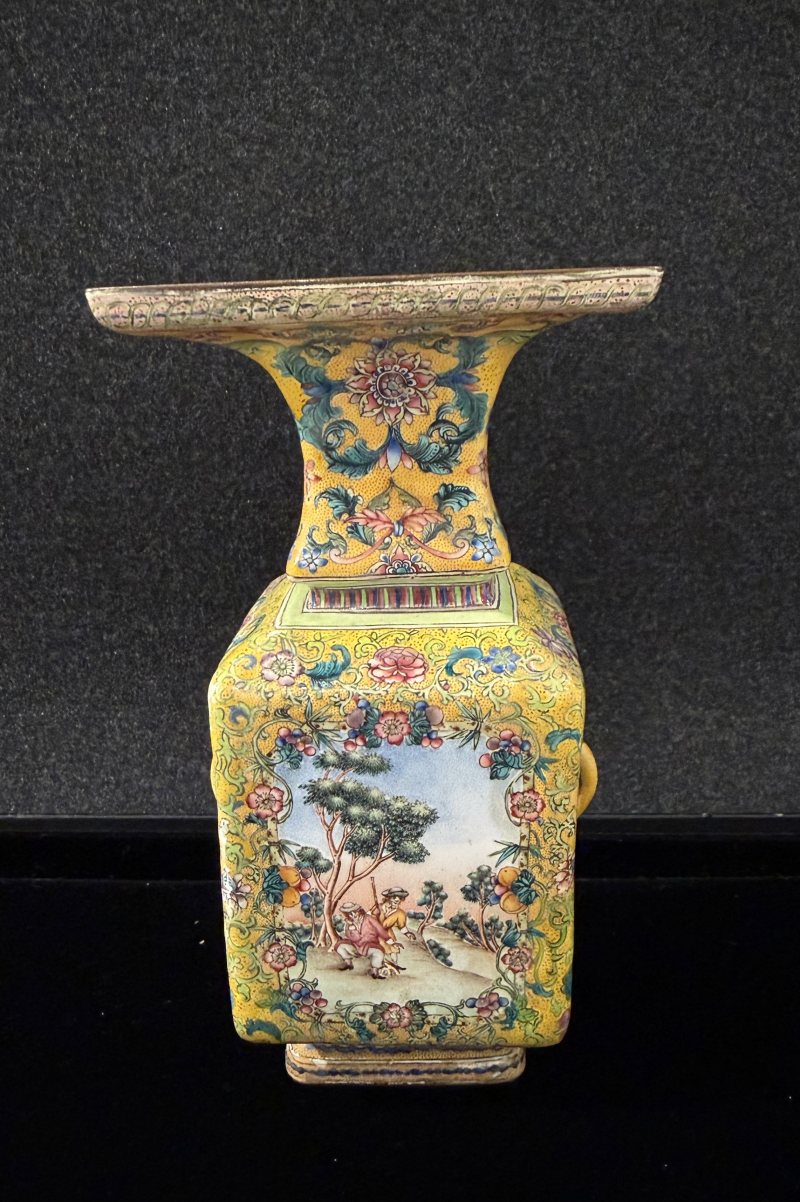 清乾隆銅胎畫琺瑯黃地開光西洋人物圖方瓶 - 图4