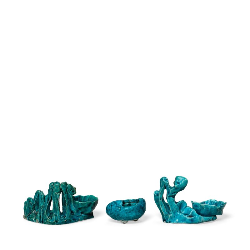 清康熙 孔雀藍釉筆洗及筆擱 一組三件 | THREE TURQUOISE-GLAZED BISCUIT WASHERS AND BRUSHRESTS - 图4