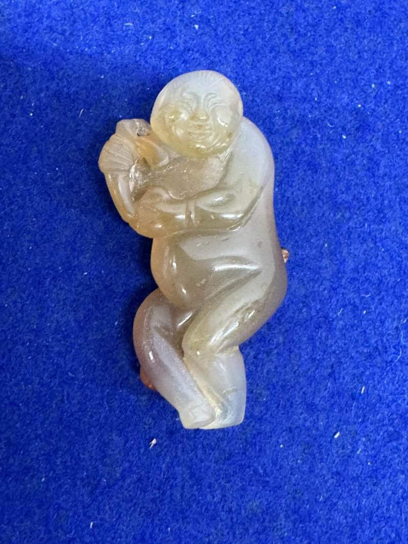 玉胡人、玉人和瑪瑙童子持靈芝各一件 - 图9