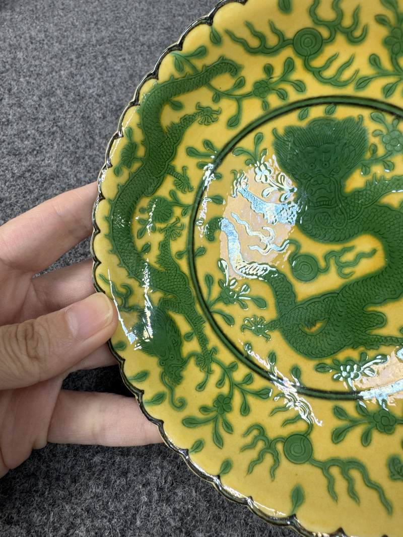 清乾隆 黃地綠彩龍紋花口盤一對 - 图21