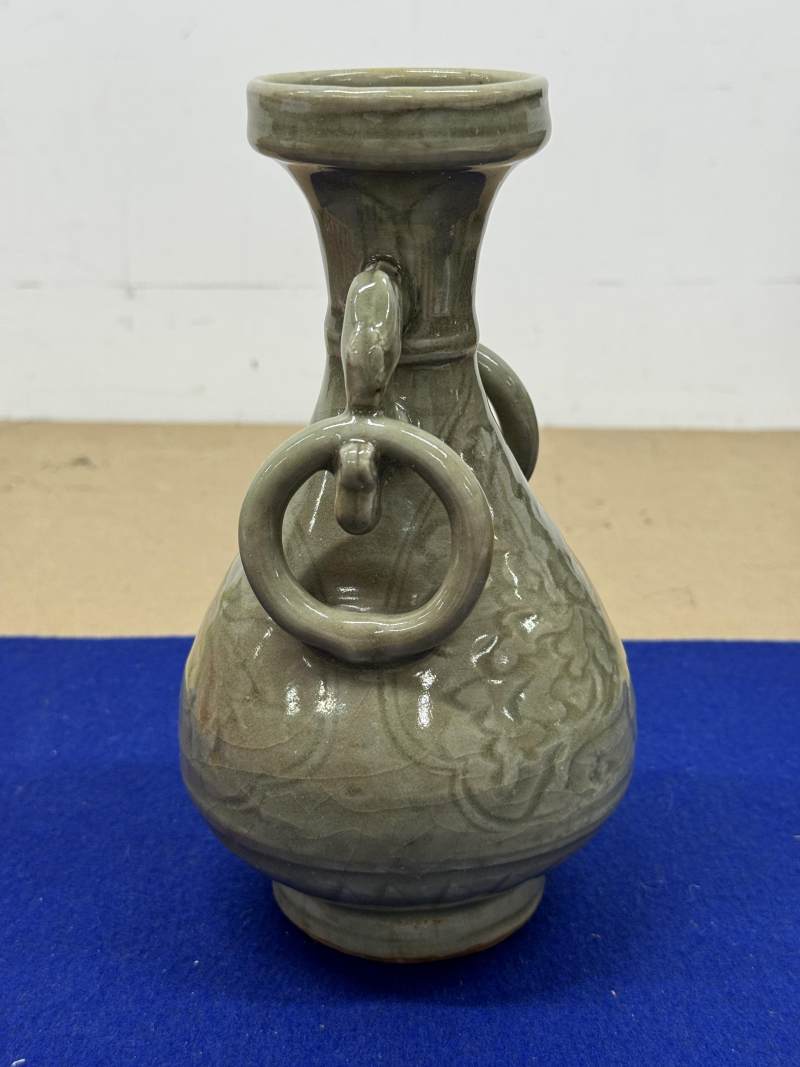 龍泉窯青釉龍耳銜環刻花卉紋盤口瓶一對 - 图4