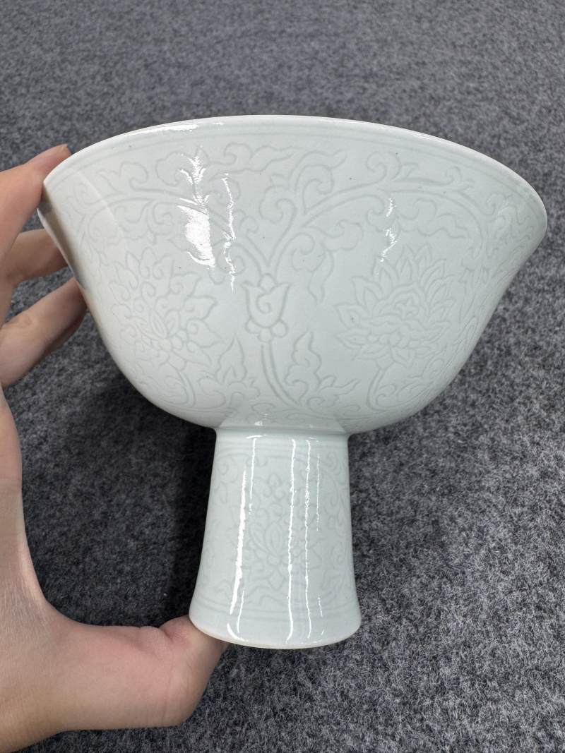清乾隆 白釉暗刻蓮花紋高足杯 - 图8