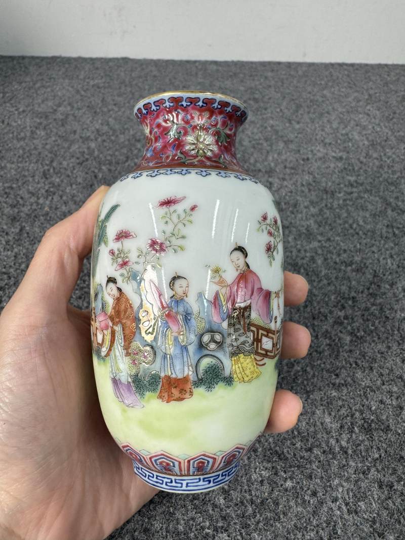 清道光 粉彩庭院仕女宴樂圖小燈籠瓶 - 图3