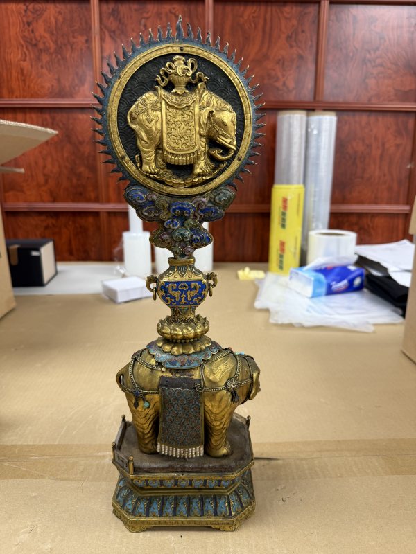 清乾隆掐絲琺瑯鎏金太平有象馱八吉祥供器一對 - 图8