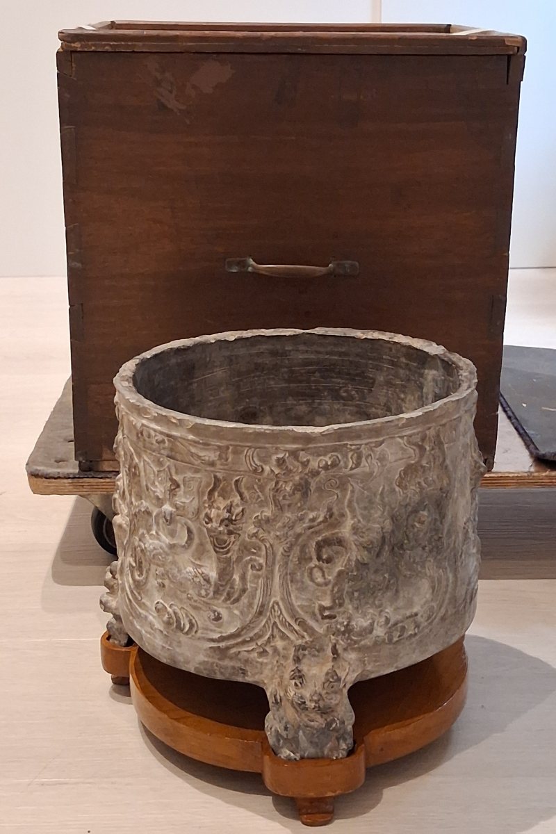 漢 陶質龍紋人物熊足尊 - 图2