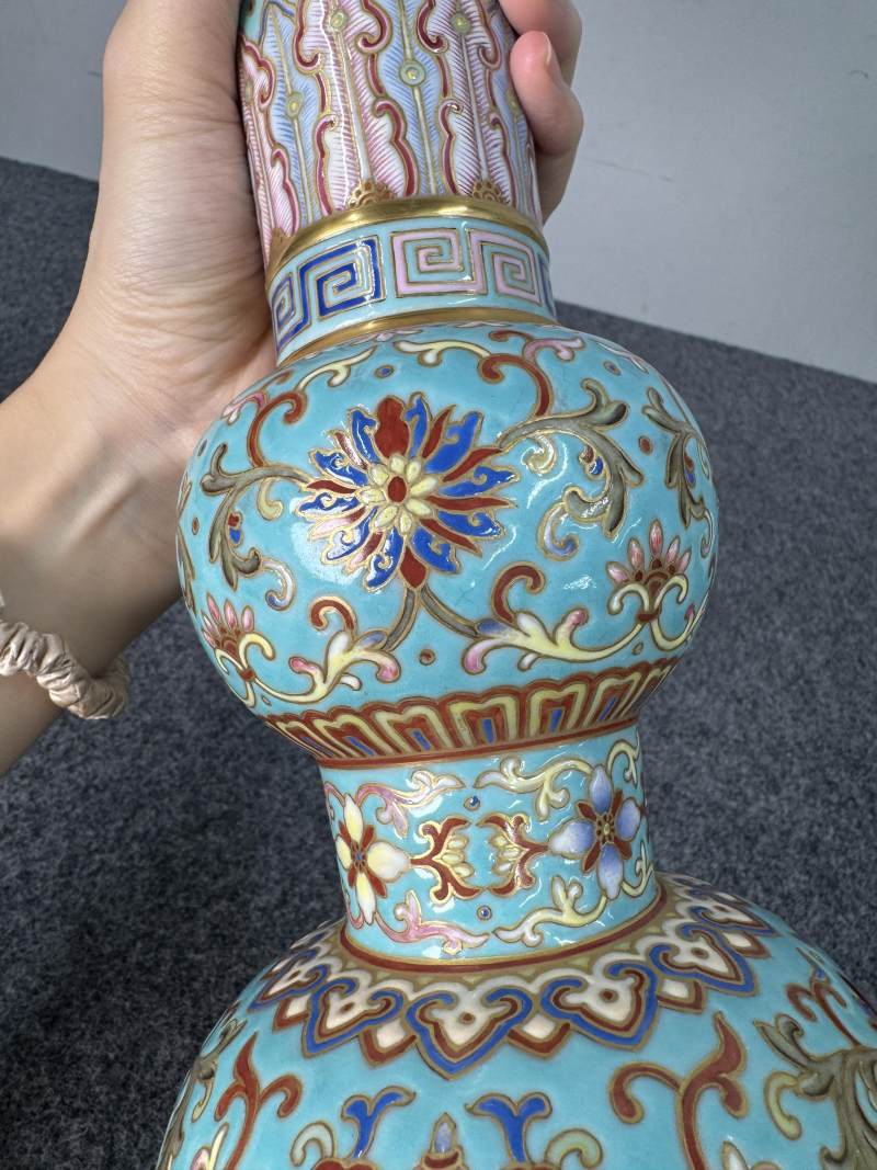 清乾隆 松石綠地粉彩八寶紋花觚 - 图16