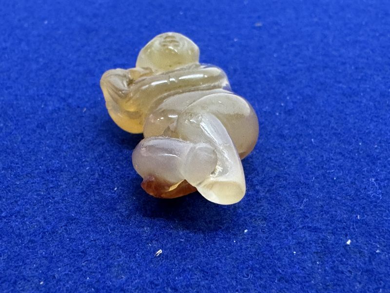 玉胡人、玉人和瑪瑙童子持靈芝各一件 - 图10