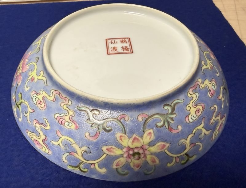 十九世紀 藍地粉彩軋道開光 「鵲橋仙渡」盤一對 - 图9