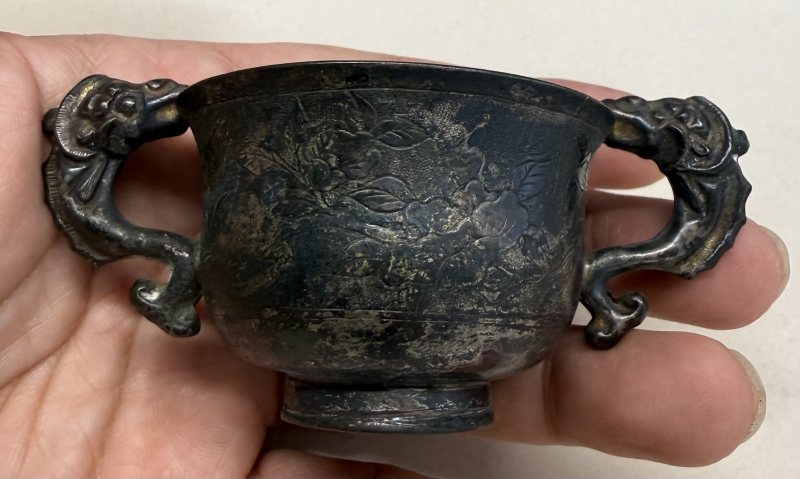 明 銀鎏金鏨刻摩竭耳牡丹紋杯盤一套 - 图10
