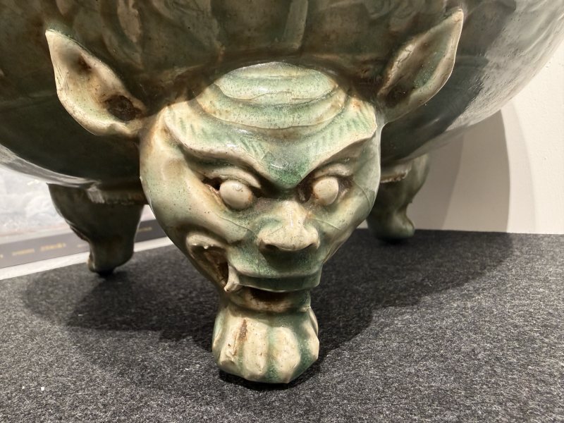 明早期龍泉窯青釉纏枝花卉三獸足大爐 - 图6