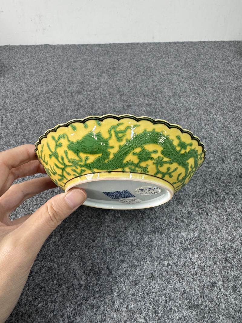 清乾隆 黃地綠彩龍紋花口盤一對 - 图22
