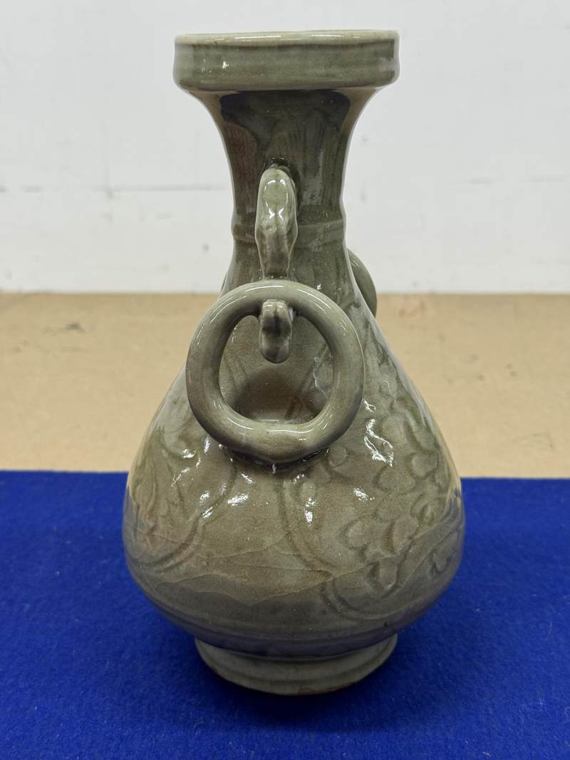 龍泉窯青釉龍耳銜環刻花卉紋盤口瓶一對 - 图6