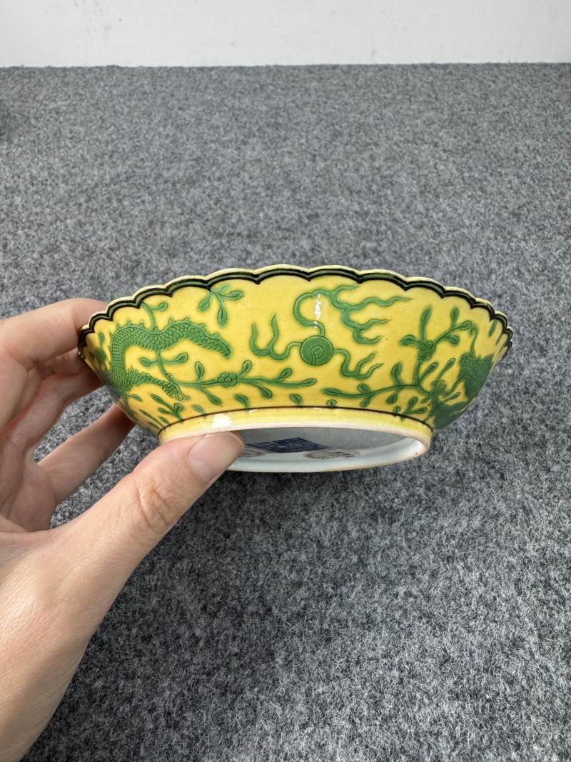 清乾隆 黃地綠彩龍紋花口盤一對 - 图23