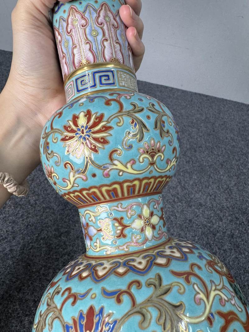 清乾隆 松石綠地粉彩八寶紋花觚 - 图17