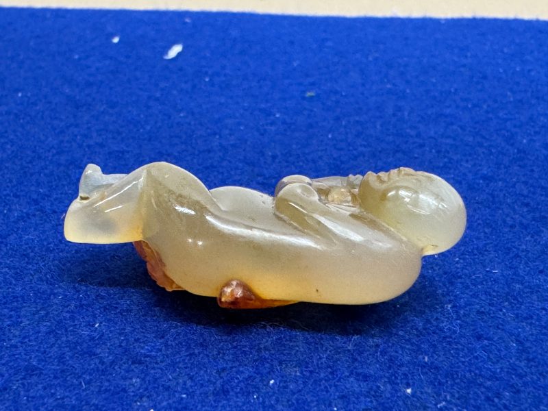 玉胡人、玉人和瑪瑙童子持靈芝各一件 - 图11