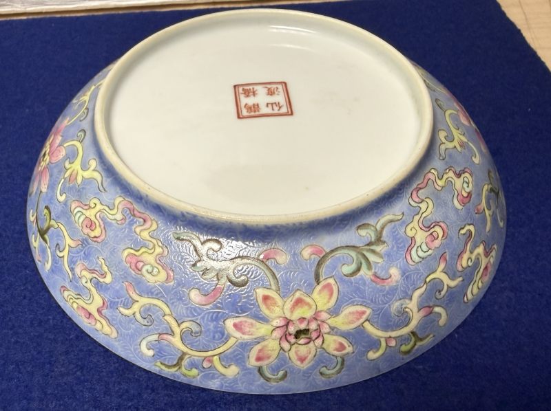 十九世紀 藍地粉彩軋道開光 「鵲橋仙渡」盤一對 - 图11