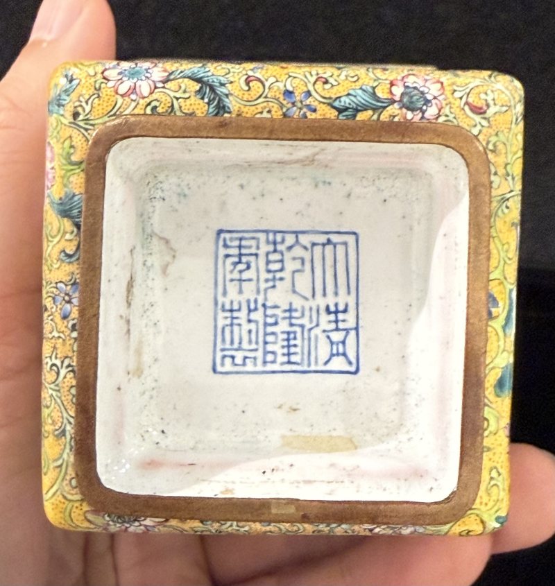 清乾隆銅胎畫琺瑯黃地開光西洋人物圖方瓶 - 图6