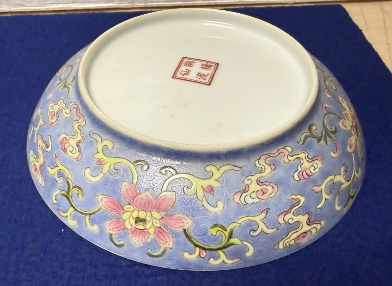 十九世紀 藍地粉彩軋道開光 「鵲橋仙渡」盤一對 - 图12