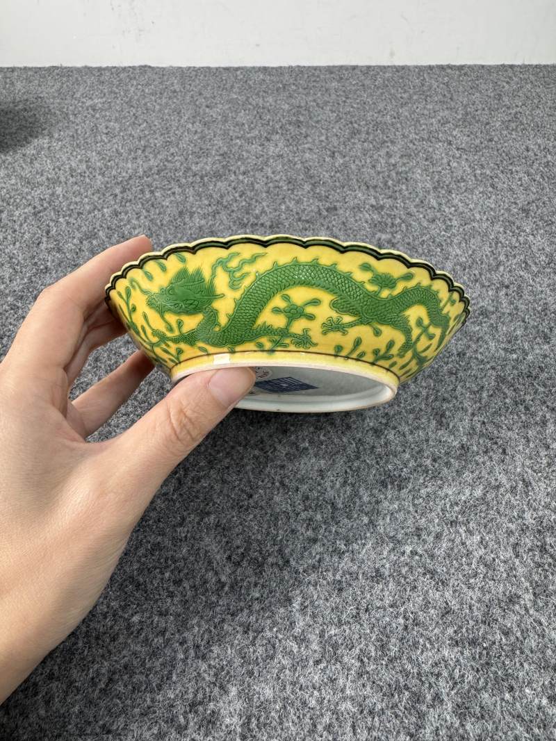 清乾隆 黃地綠彩龍紋花口盤一對 - 图24