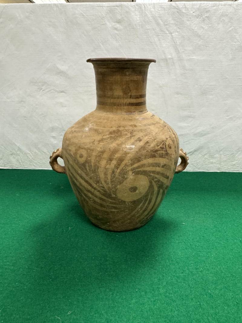 彩陶渦紋長頸雙繫罐 - 图2