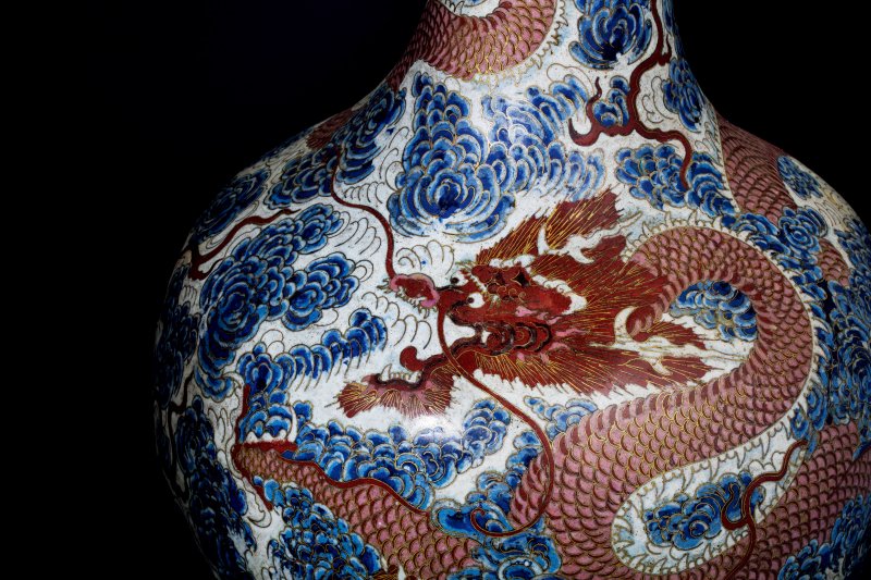 清雍正 铜胎掐丝珐琅仿青花釉里红云龙纹天球瓶 - 图2
