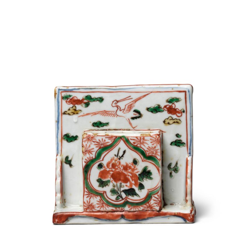 明萬曆 五彩嬰戲圖桌屏 | A WUCAI 'BOYS AND BUDDHIST LIONS' TABLE SCREEN - 图3