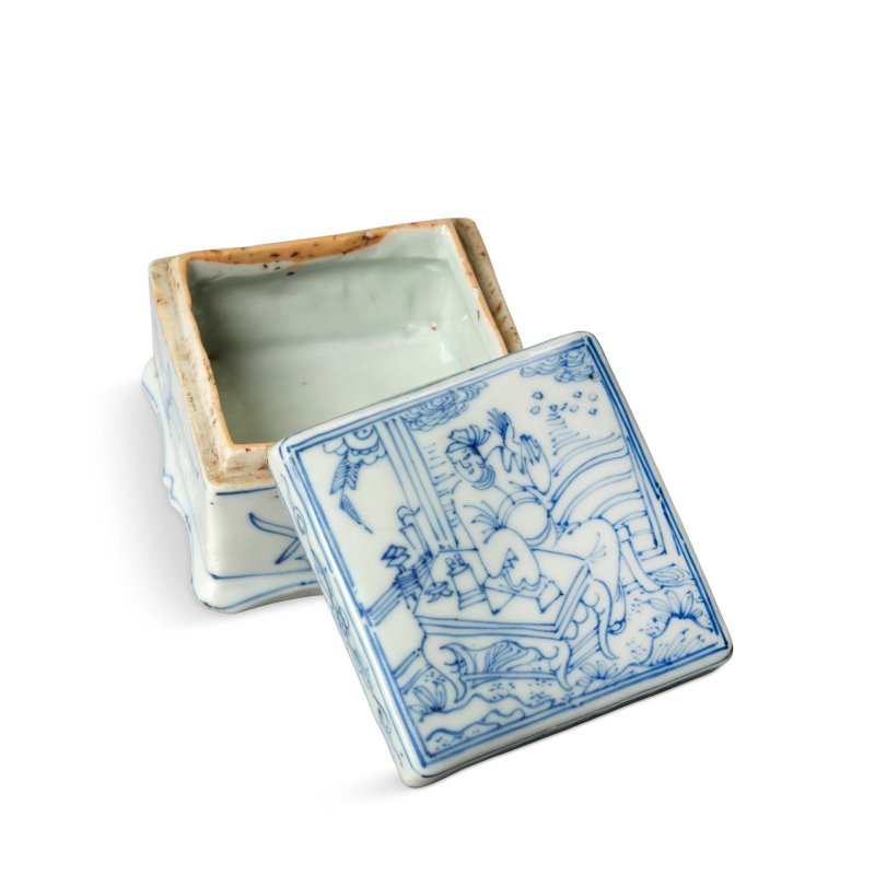 明天啓/崇禎 青花高士圖蓋盒 | A BLUE AND WHITE SQUARE 'SCHOLAR AT A TABLE' BOX AND COVER - 图2