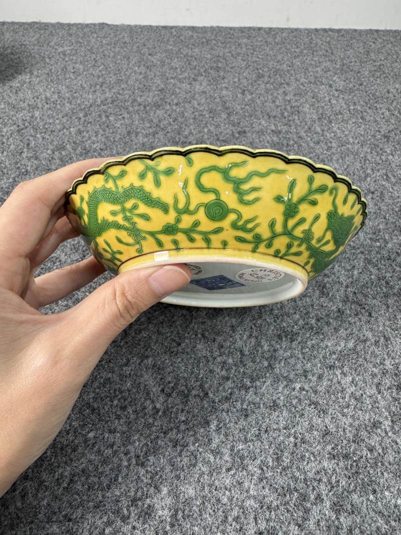 清乾隆 黃地綠彩龍紋花口盤一對 - 图25