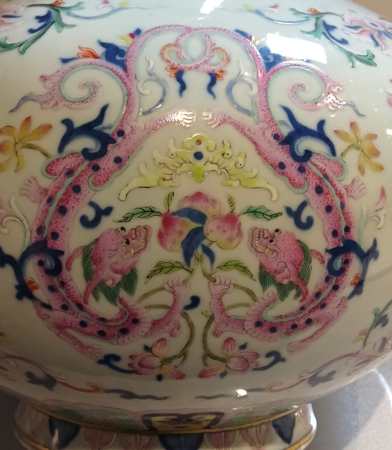 清乾隆青花洋彩雙螭供福壽西番蓮紋玉壺春瓶 - 图7