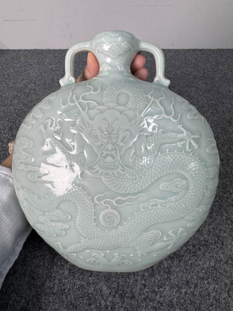 清乾隆 粉青釉浮雕海水立龍紋雙耳抱月瓶 - 图7
