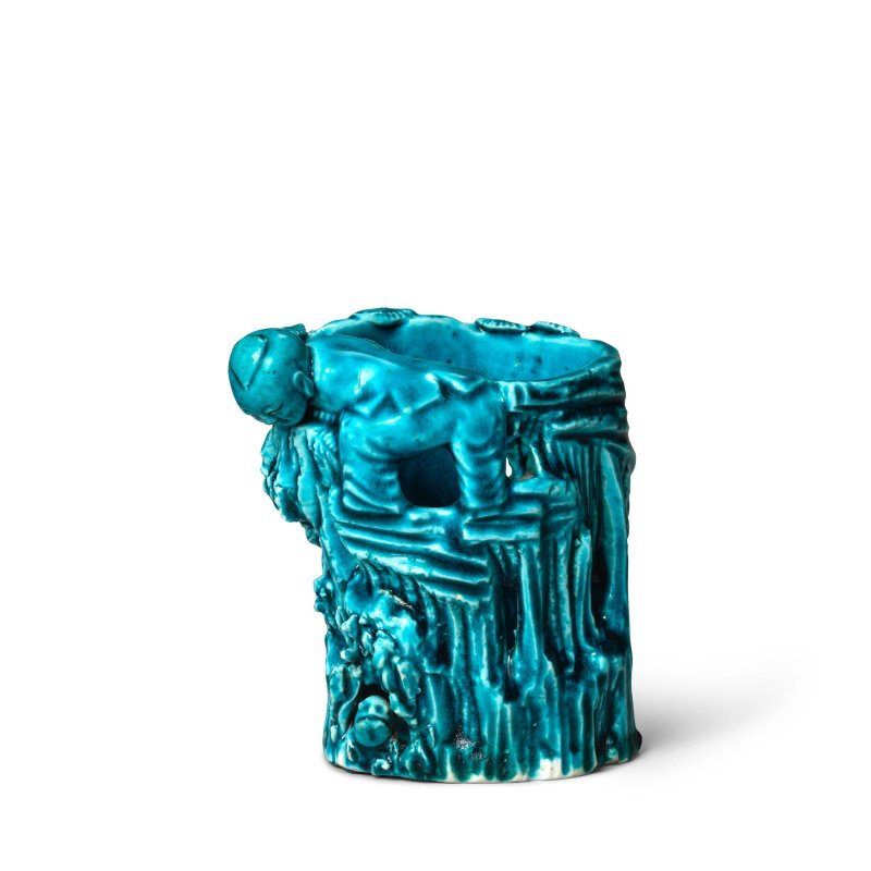 清康熙 孔雀藍釉童子蟾蜍紋鏤空筆筒 | A TURQUOISE GLAZED BISCUIT 'BOY AND TOAD' BRUSHPOT, BITONG