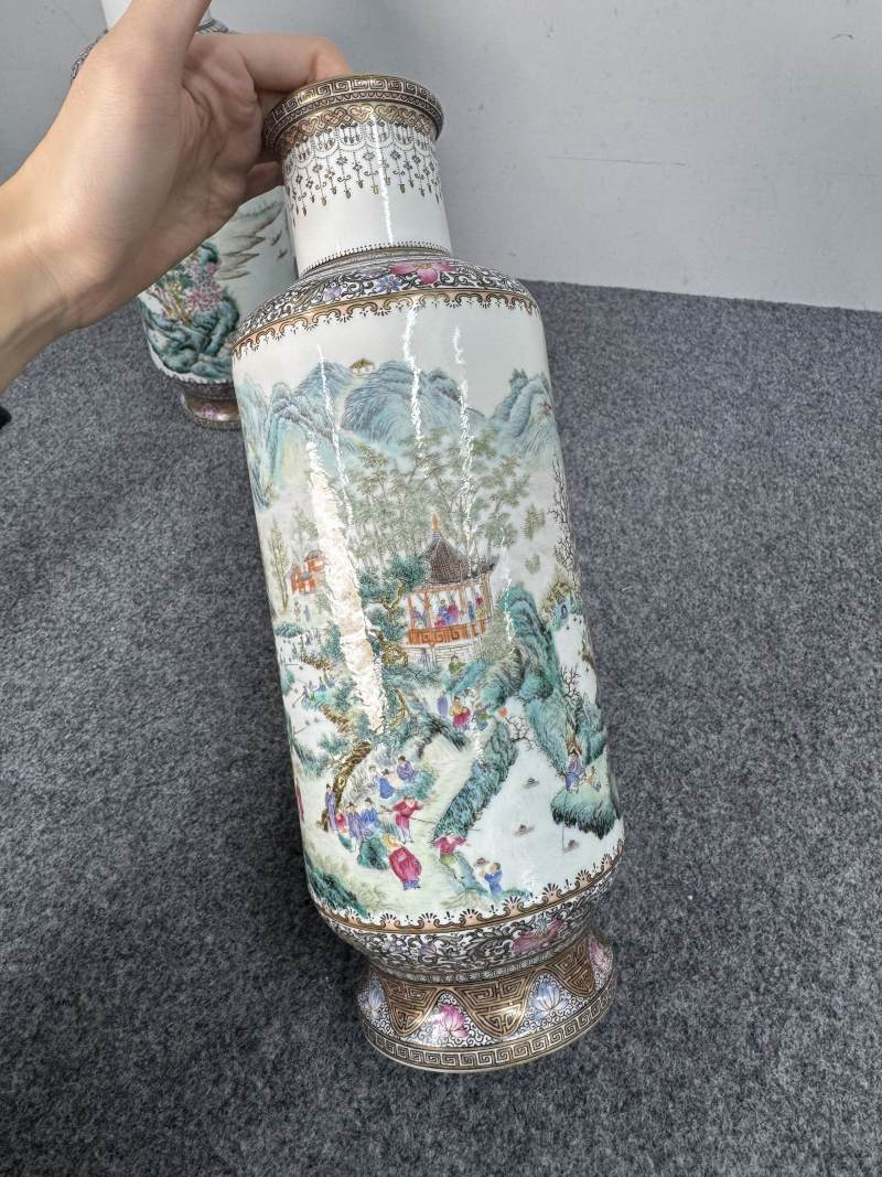 民國 粉彩山水人物紋瓶一對 - 图3