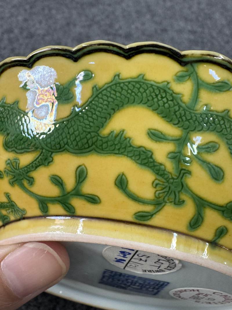 清乾隆 黃地綠彩龍紋花口盤一對 - 图27