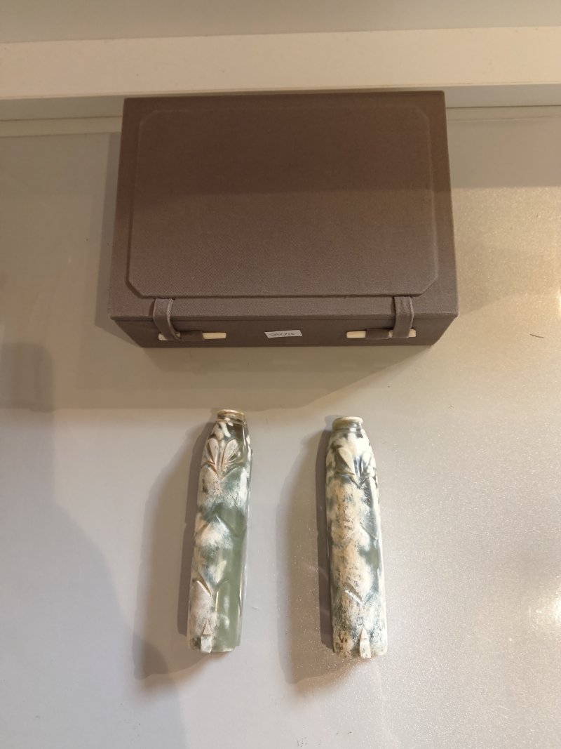 漢 青白玉八刀握豬一對 - 图2