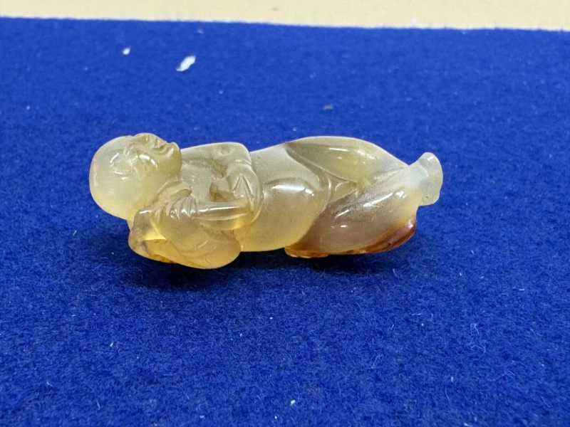玉胡人、玉人和瑪瑙童子持靈芝各一件 - 图13