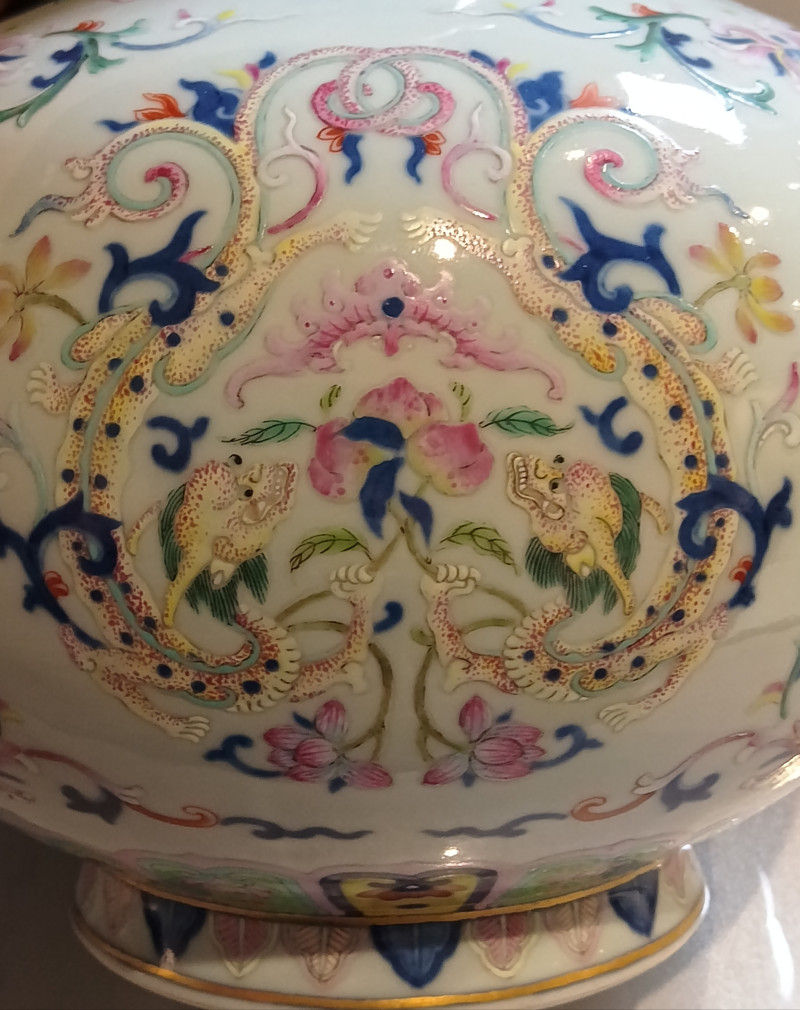 清乾隆青花洋彩雙螭供福壽西番蓮紋玉壺春瓶 - 图8