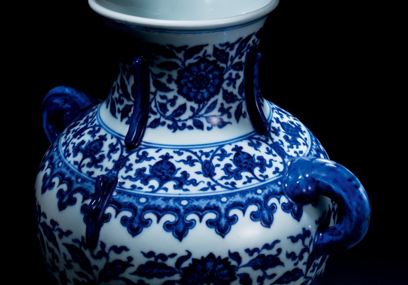 清雍正 青花缠枝花卉纹出戟双耳尊 - 图2