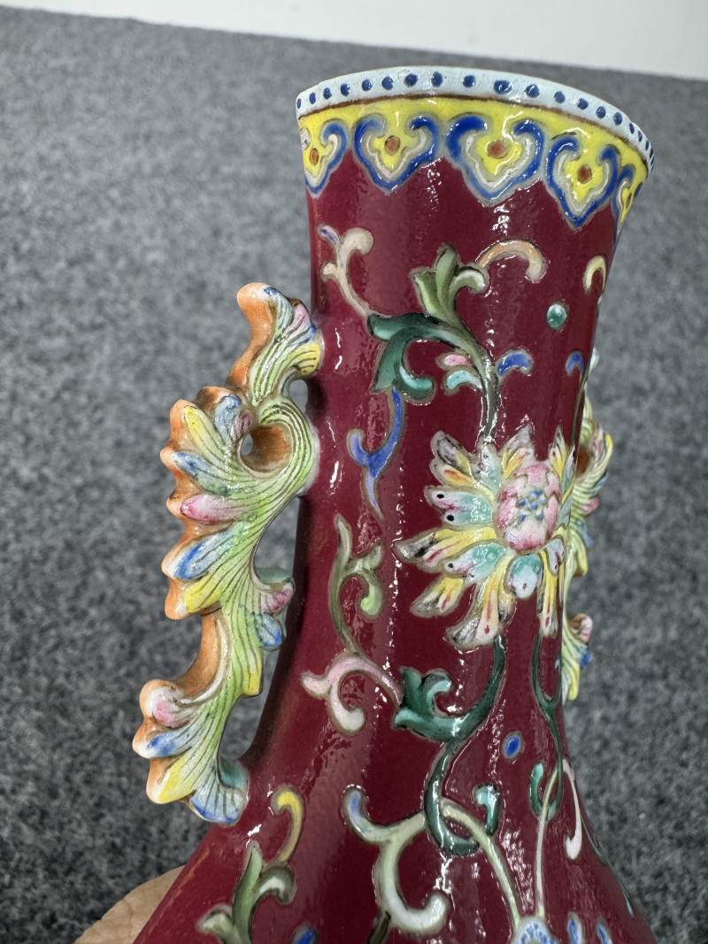 清乾隆 胭脂地粉彩花卉紋壁瓶 - 图3