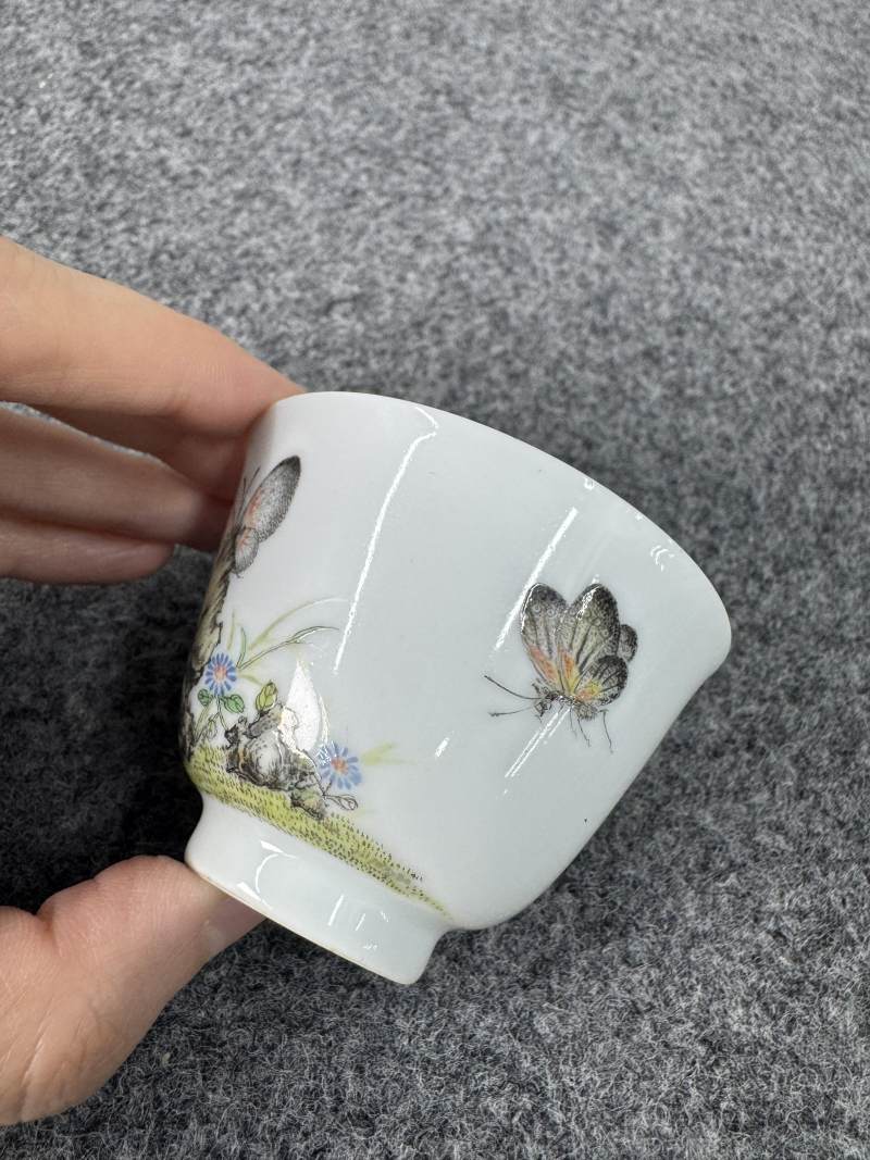 清雍正 彩或為民國後加 粉彩花蝶紋杯 - 图4